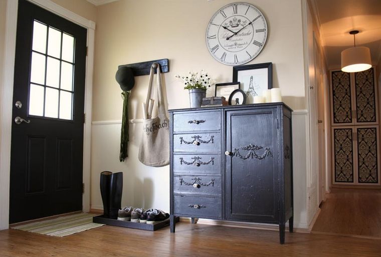 Experts suggest that you design the entrance shoe cabinet like this